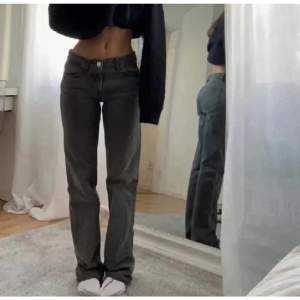 Säljer mina mid waist zara jeans då de inte kommer till användning längre. De är avklippta i benen och passar mig som är 169 cm.  Nypris 400kr, Skriv för frågor eller fler bilder! ❤️‍🔥  Pris kan diskuteras 