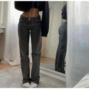 Zara jeans  - Säljer mina mid waist zara jeans då de inte kommer till användning längre. De är avklippta i benen och passar mig som är 169 cm.  Nypris 400kr, Skriv för frågor eller fler bilder! ❤️‍🔥  Pris kan diskuteras 