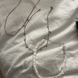 Halsband  - Det vita är aldrig använt de andra är använda. 70kr för det vita 25kr/st för de andra 