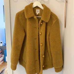 Teddyjacka - Senapsgul jacka från H&M. Inga defekter:)