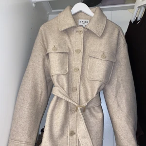Belted Chest Pocket Jacket - Aldrig använd då den var för stor. Den är ganska oversize så den passar M & L personer. Pris kan diskuteras vid en snabb affär!