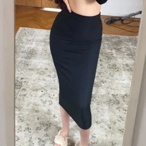 Svart enkel kjol - Svart enkel kjol till sommaren, maxi längd, använd ett fåtal gånger. 