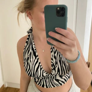 Zebra topp - Zebra topp med öppenrygg från Shein. Banden runt nacken är justerbara 