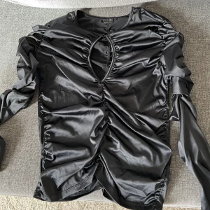 Keyhole topp - En topp från ginatricot, använd fåtal gånger men är fortfarande i nyskick.