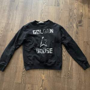 Säljer nu min golden goose tröja, den är sparsamt använd och i bra skick.