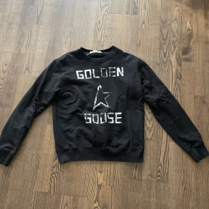 Golden goose - Säljer nu min golden goose tröja, den är sparsamt använd och i bra skick.