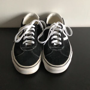 Vans skor  - Säljer ett par vans skor i storlek 38,5 som aldrig är använda pris kan diskuteras vid snabb affär hör av er vid minsta lilla fundering 