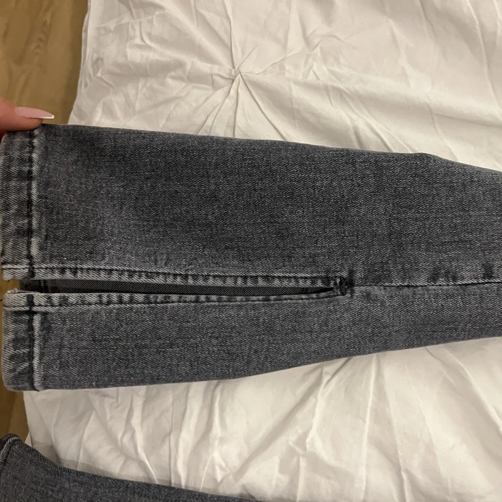 Jeans med slit från zara i storlek 34. Jeans & Byxor.