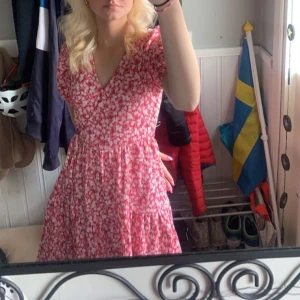 Klänning - super fin sommarklänning från gina. Användt 2 gånger så i bra skick😊