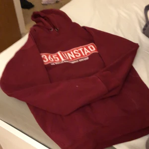 8365 unstad Hoodie  - Hej, säljer denna Hoodien från en surfbutik i Norge. Skick 9/10 i bra skick.