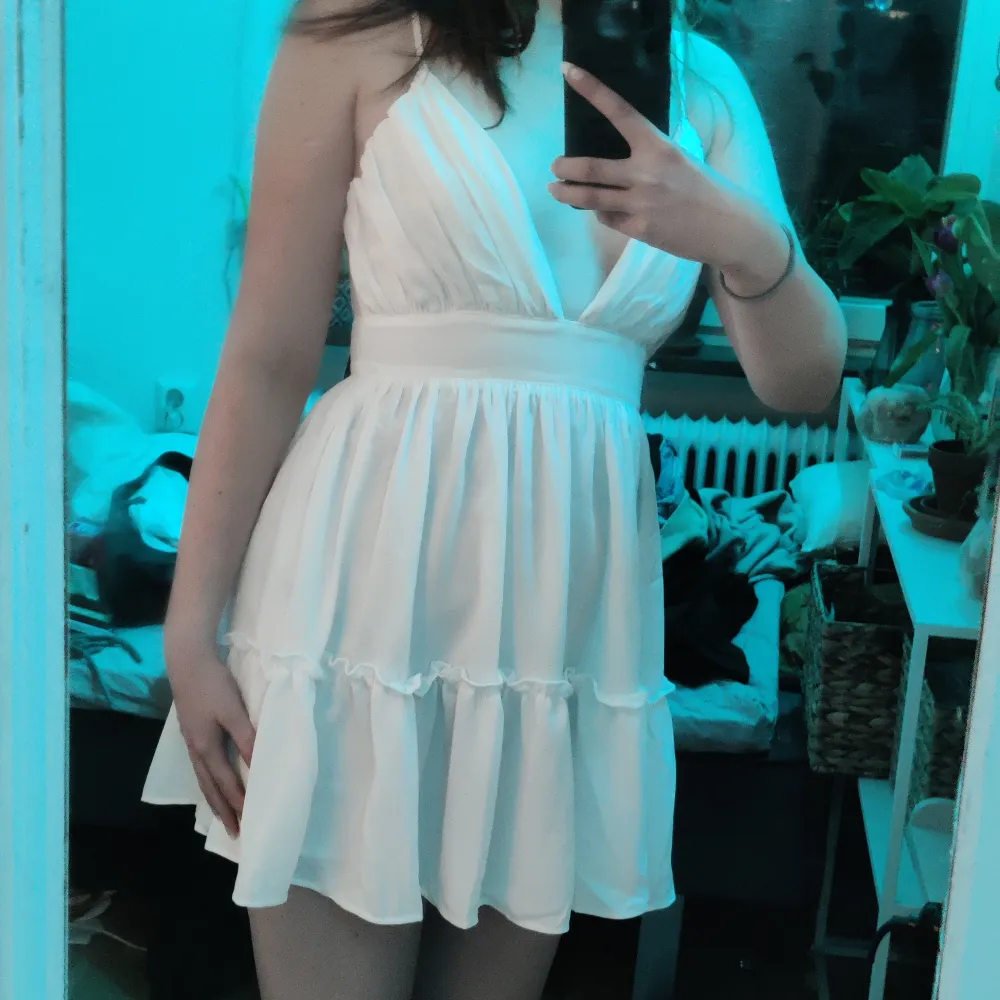 Jättefin vit klänning, perfekt som student eller avslutningsklänning. Helt oanvänd från pretty little thing. Säljer då den är lite för liten för mig.. Klänningar.