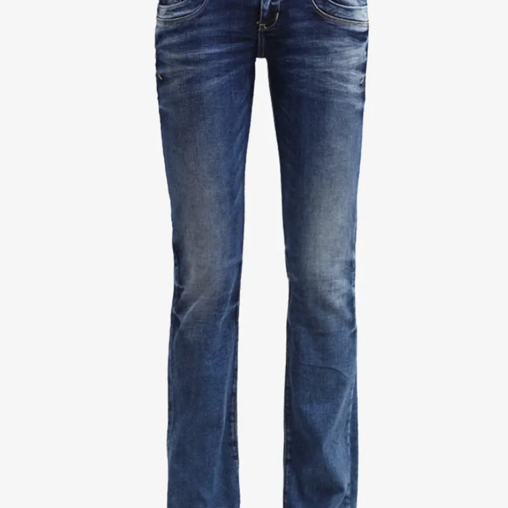 LTB valerie jeans som är low waist och lite boot cut. Jag har inte använt de mkt, därför i fint skick. Säljer då de tyvärr har blivit försmå💗Jag köpte de för 699 kr på zalando. Skriv vid fler frågor!. Jeans & Byxor.