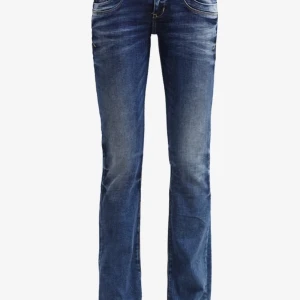LTB valerie jenas  - LTB valerie jeans som är low waist och lite boot cut. Jag har inte använt de mkt, därför i fint skick. Säljer då de tyvärr har blivit försmå💗Jag köpte de för 699 kr på zalando. Skriv vid fler frågor!