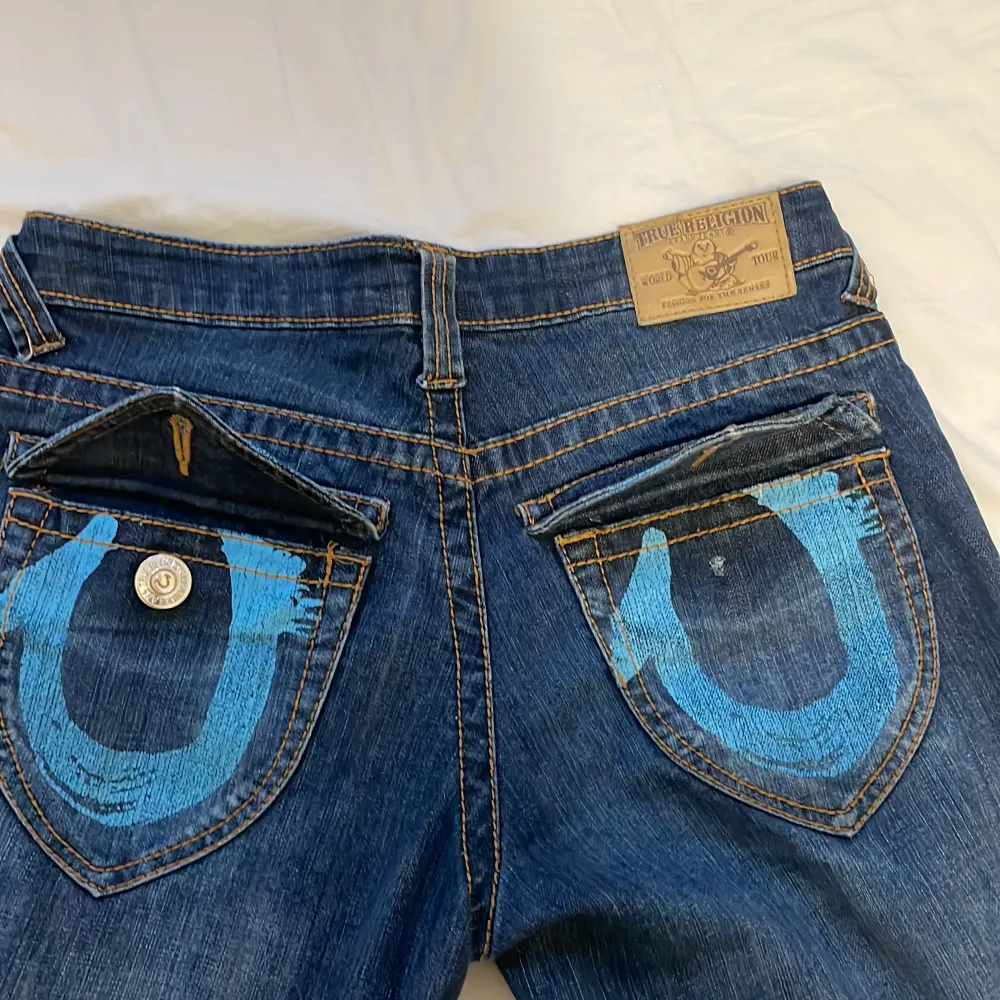 Skit snygga true religion jeans som tyvärr är förstora på mig, vet inte exakt nypriset för dessa men skulle tro att nypris ligger på 2000kr men är inte helt säker💕 säljer för 500 eftersom dessa jeans saknar en av knapparna på bakfickan med annars nyskick!. Jeans & Byxor.