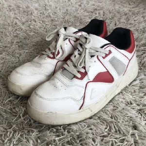 Zara skor - Snygga skor från zara. 8/10 lite smutsiga och creasade. Köparen står för frakt💫