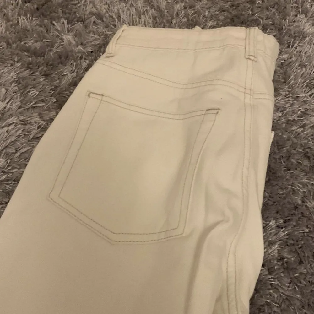 Säljer mina superfina vita jeans som inte kommit mkt till användning 🙏 Har alltid älskat de bruna stygnen 😫😫 Storlek 36 och nypris ca 300kr . Jeans & Byxor.