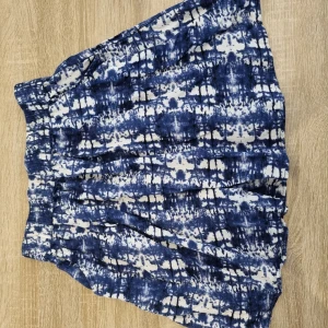 Kort blåvit kjol - Kort blåvit kjol från HM med fickot och resår i midjan. Använt men bra skick. Säljes pga garderobsrensning. 