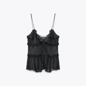 Topp med volanger - Intressekoll på denna sjukt fina och slutsålda topp från Zara. Aldrig använd endast testad med prislapp kvar. Storlek XS. Frakt tillkommer 🫶🏼