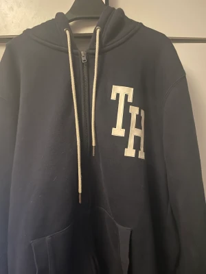 Tommy Hilfiger kofta  - TH kofta i storlek L. Köparen står för frakten. Nypris 800