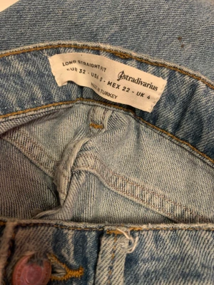 Jeans  -  Jeans från okänt märke. Lite mer åt i mörk blå hållet, får vi knäna.