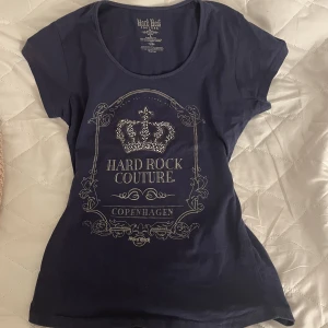 T-shirt juicy couture liknande  - Juicy liknade Hard rock couture t-shirt i storlek L i JUNIORS fit. Passar alltså en xs/s/m. För referens är jag en xs. Finns inte att köpa ny vad jag kan hitta.