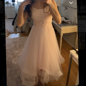 Balklänning  - Rosa balklänning från JJ’s house. Storlek 34 säljer endast då jag har 2 stycken. Aldrig använd fler bilder går såklart att få. En riktig prinsessklänning som har rosa ”paljetter” vid bröstet. Nypris är 2200kr