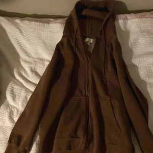 Brun kofta - Kofta som jag fick i julklapp men har ej kommit till användning, bra skick.💓