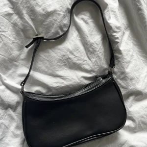 Snygg handväska  - Svart handväska från monki. Som helt ny, sällan använd. Köpt för 250kr 