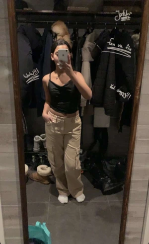 Cargo byxorna  - De är ganska nya lite lösa  i midjan ändå jätte fina, jag har bara haft på mig de 3 gånger 