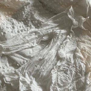 Blus från zara - Otroligt fin blus som är köpt från zara, säljer pga att den är för liten. Passar xxs och xs. Köpt för 400kr säljer för 230+frakt. Lite skrynklig pga att den legat i min garderob väldigt länge, stryker såklart innan jag postar. 