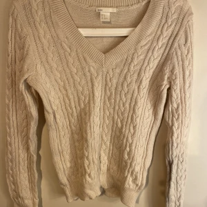 Stickad tröja - Fin stickad tröja från hm i nyskick endast använd en gång, säljer då den ej kommer till användning längre. 