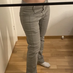 Lågmidjade cargo pants - Lågmidjade cargo pants. Aldrig använt men köpt på sellpy. Storlek 36. Gråa