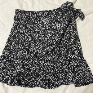 Svart volangkjol  - Säljer då den inte längre kommer till användning❤️Nyskick