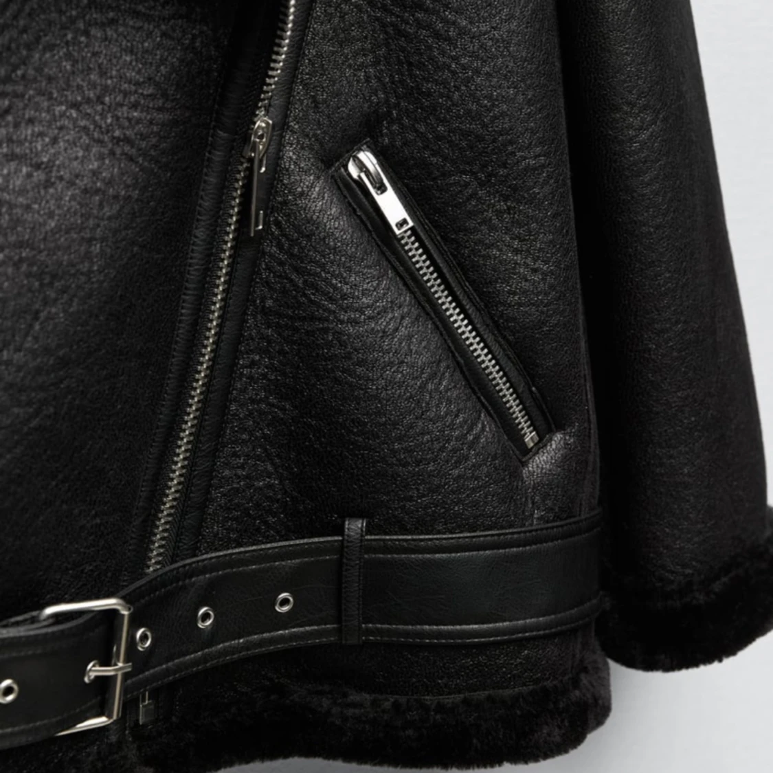 Svart faux leather jacka med teddy-detaljer - 91