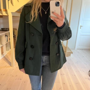 Kort kappa - En mörk grön kort kappa från Mango i storlek S 💗