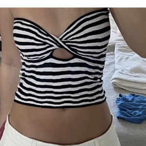 Snygg bandeau topp - Så snygg bandeau topp från pull and bear, helt oanvänd, nypris runt 250, säljes för 100+frakt