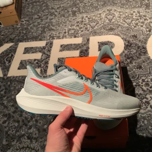 Nike Air Zoom Pegasus 39 Pure Platinum Total Orange - Helt nya. En av dem bästa löparskorna från Nike. Säljes då dem ej kommit till användning. 
