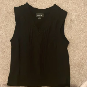 Stickad väst! - Säljer min stickade väst då den inte kommer till användning!  Använd fåtal gånger så inga defekter!  Köparen står för frakt!