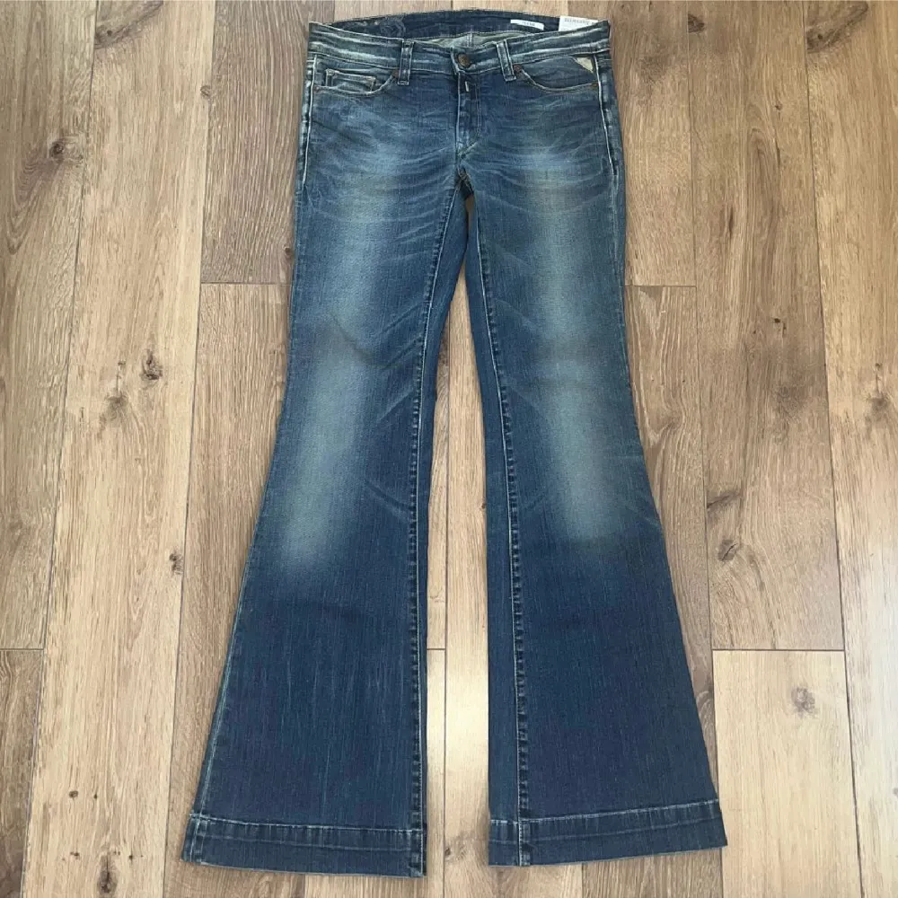 Lowaist Flare jeans som är aldrig använda med prislapparna kvar. Nypris: 1399. Säljer för dom är för stora för mig! Använd gärna köp nu❤️. Jeans & Byxor.