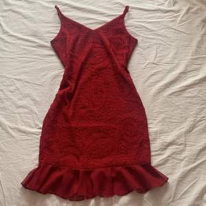 Säljer den här vintage  klänningen i jättefint skick!! Den är vinröd och har ett unikt mönster med glitter i. Skriv för fler bilder💗