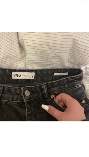 Zara mid Rise jeans  - De här jeansen är så snygga men för stora för mig så jag är ute efter en annan storlek. Lånade bilder från tjejen jag köpte ifrån här på plick.  Tar betalningar genom plick och Swish 💕