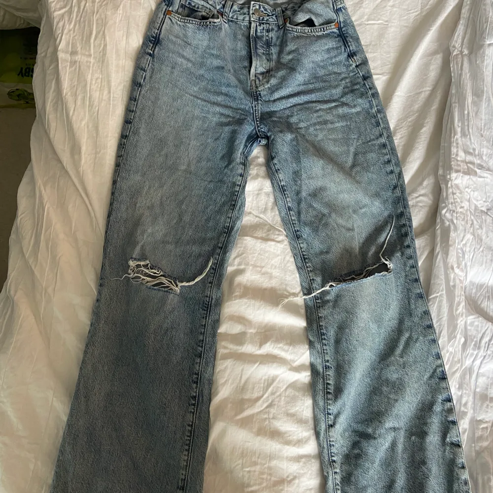 Super fina jeans från Bikbok. Knappt använda så i fint skick Ord pris: 599kr. Jeans & Byxor.