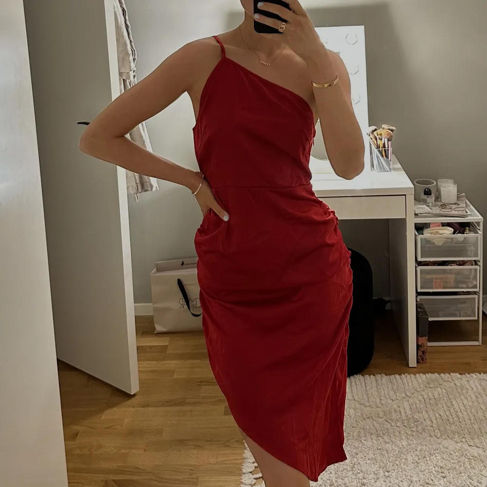 Röd jättefin klänning från shein, aldrig använd❤️ . Klänningar.