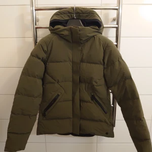 Sail racing jacka dam  - Varm & skön jacka från Sail Racing, storlek S/36. I en fin "forest green" färg. Modellen heter Race Down jacket. Jackan är vind & vatten tålig även fickorna. Jackan är i nyskick.   Nypris 5000:-  Inköpt för 3500:- Säljes för 1200:- 