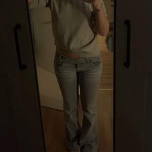 Så snygga gråa Lågmidjade jeans från märket ”sickoninteen” 🤗 Midjemått: 36cm (rakt över) Innerbenslängd: 82cm 