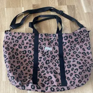 Fin Pink leopard mönster väska jajajaj de e en gym väska så den är väldigt large😝 bredd 59cm höjd 37cm