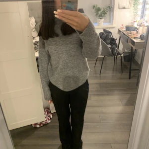Grå stickad  - En grå stickad tröja. Skön och bekväm. Den är använd få gånger och har inga defekter o liknande.  Köpte den på Bikbok för 400kr. Den har en krage o en liten slit på ärmarna. Köparen står för frakt, skriv för frågor eller fler bilder💕