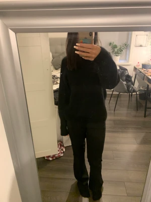 Stickad svart tröja - Jättefin stickad svart tröja från other stories. Nypris 800kr. Fint skick, inga defekter, använd fåtal gånger💕säljer för 600 men kan absolut diskutera pris. Köparen står för frakt☺️