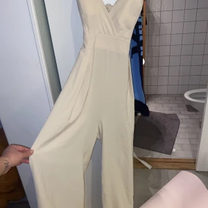 Byxdress - Byxdress i beige/vit