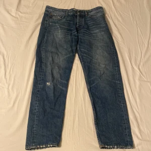 Tiger of sweden jeans 32/32 - Tiger of sweden ”NIX” jeans med rak passform och sliten look!  Väl använda men fortfarande i gott skick. Hör av er vid funderingar. Pris kan diskuteras vid snabb affär.